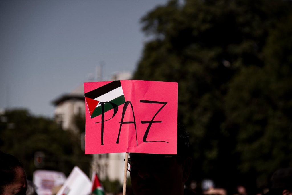 El acuerdo de alto al fuego es sin duda una conquista que no hubiera sido posible sin la presión social internacional; no obstante, son muchas las voces que alertan de que este es uno de los momentos más delicados y en el que tenemos que mantener más que nunca la mirada en Gaza.