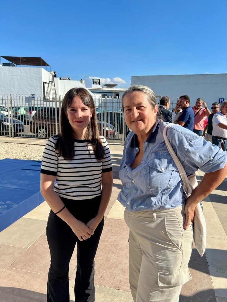 Reyes Romero, delegada de Cooperación Internacional en el Ayuntamiento de La Rinconada con Charo Escobar, secretaria de ASONGD y representante de AAPSS