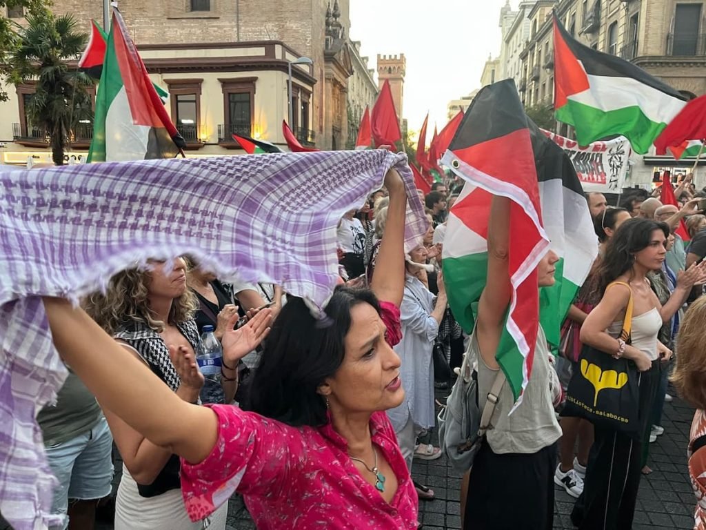 En Sevilla la movilización congregó a miles de personas, en una manifestación pacífica que denunció la masacre en Gaza, el secuestro de los miembros de la Global Summud Flotilla y exigió el fin de la ocupación israelí. 