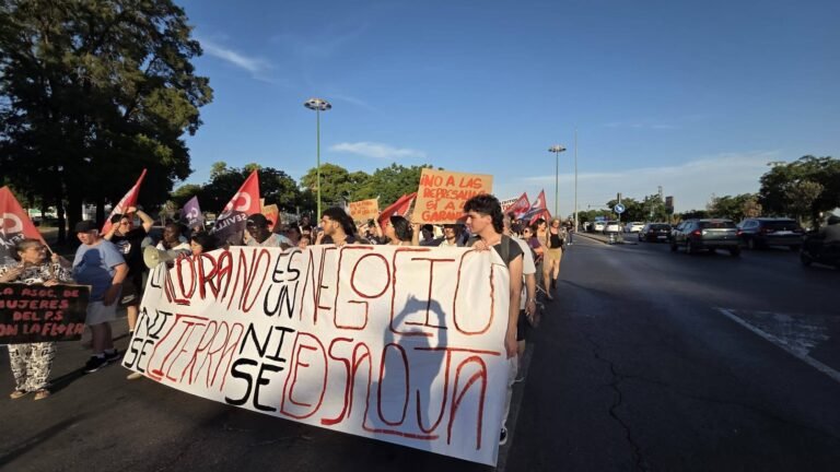 La Flora Tristán NO SE CIERRA