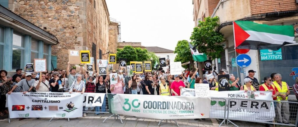 Foto de la manifestación de la CONGDEX en defensa de la cooperación extremaña